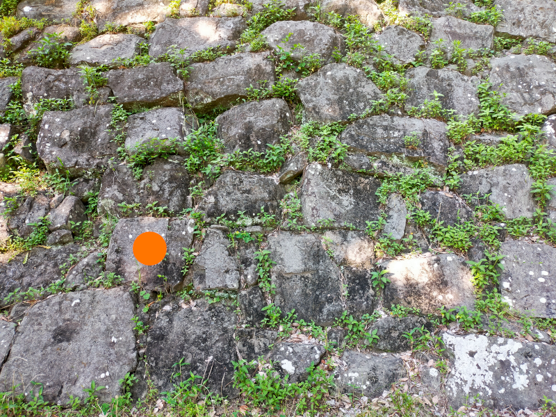 オレンジマークの石垣